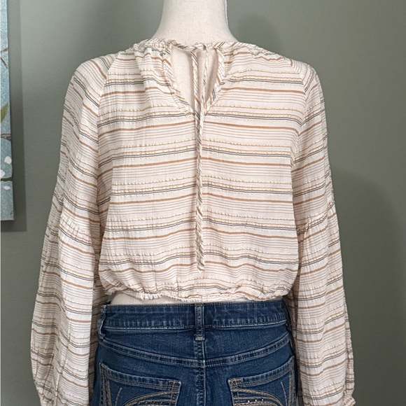 Long sleeve, light weight crop. - Picture 7 of 8